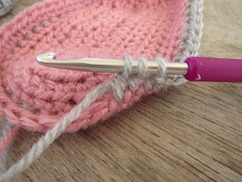 Blog-Inhaltsbild für 'Kostenlose Häkelanleitung für Babyschuhe Slipper mit Schleife - die Anleitung ist sehr ausführlich also auch für Anfänger gestaltet'