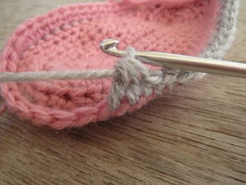 Blog-Inhaltsbild für 'Kostenlose Häkelanleitung für Babyschuhe Slipper mit Schleife - die Anleitung ist sehr ausführlich also auch für Anfänger gestaltet'