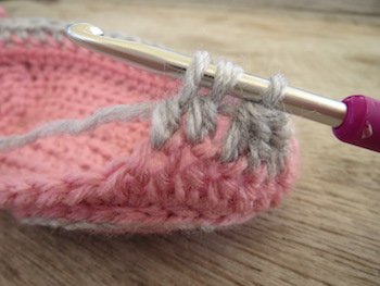 Blog-Inhaltsbild für 'Kostenlose Häkelanleitung für Babyschuhe Slipper mit Schleife - die Anleitung ist sehr ausführlich also auch für Anfänger gestaltet'