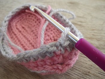 Blog-Inhaltsbild für 'Kostenlose Häkelanleitung für Babyschuhe Slipper mit Schleife - die Anleitung ist sehr ausführlich also auch für Anfänger gestaltet'