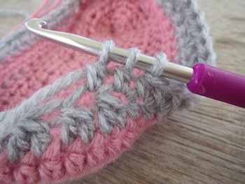 Blog-Inhaltsbild für 'Kostenlose Häkelanleitung für Babyschuhe Slipper mit Schleife - die Anleitung ist sehr ausführlich also auch für Anfänger gestaltet'