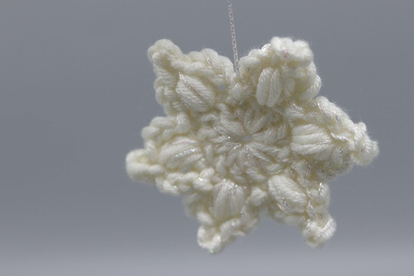 Blog-Inhaltsbild für 'Kostenlose Häkelanleitung für Schneeflocken Anhänger'