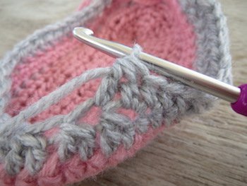 Blog-Inhaltsbild für 'Kostenlose Häkelanleitung für Babyschuhe Slipper mit Schleife - die Anleitung ist sehr ausführlich also auch für Anfänger gestaltet'