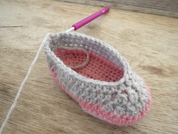 Blog-Inhaltsbild für 'Kostenlose Häkelanleitung für Babyschuhe Slipper mit Schleife - die Anleitung ist sehr ausführlich also auch für Anfänger gestaltet'