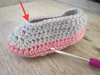 Blog-Inhaltsbild für 'Kostenlose Häkelanleitung für Babyschuhe Slipper mit Schleife - die Anleitung ist sehr ausführlich also auch für Anfänger gestaltet'