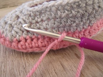 Blog-Inhaltsbild für 'Kostenlose Häkelanleitung für Babyschuhe Slipper mit Schleife - die Anleitung ist sehr ausführlich also auch für Anfänger gestaltet'