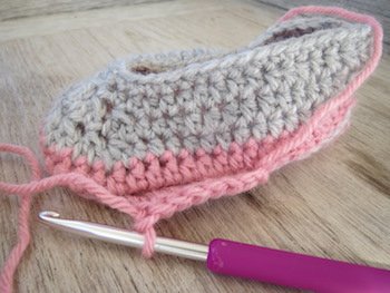 Blog-Inhaltsbild für 'Kostenlose Häkelanleitung für Babyschuhe Slipper mit Schleife - die Anleitung ist sehr ausführlich also auch für Anfänger gestaltet'