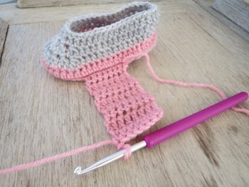 Blog-Inhaltsbild für 'Kostenlose Häkelanleitung für Babyschuhe Slipper mit Schleife - die Anleitung ist sehr ausführlich also auch für Anfänger gestaltet'