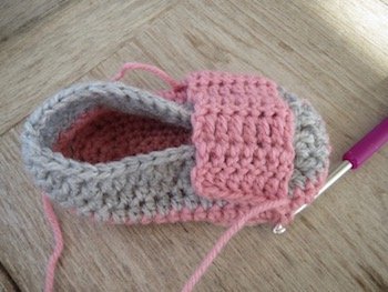 Blog-Inhaltsbild für 'Kostenlose Häkelanleitung für Babyschuhe Slipper mit Schleife - die Anleitung ist sehr ausführlich also auch für Anfänger gestaltet'