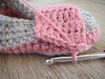 Blog-Inhaltsbild für 'Kostenlose Häkelanleitung für Babyschuhe Slipper mit Schleife - die Anleitung ist sehr ausführlich also auch für Anfänger gestaltet'