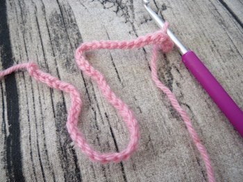 Blog-Inhaltsbild für 'Kostenlose Häkelanleitung für Babyschuhe Slipper mit Schleife - die Anleitung ist sehr ausführlich also auch für Anfänger gestaltet'