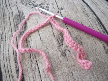 Blog-Inhaltsbild für 'Kostenlose Häkelanleitung für Babyschuhe Slipper mit Schleife - die Anleitung ist sehr ausführlich also auch für Anfänger gestaltet'