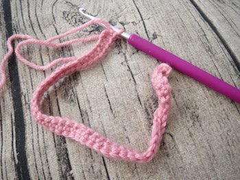 Blog-Inhaltsbild für 'Kostenlose Häkelanleitung für Babyschuhe Slipper mit Schleife - die Anleitung ist sehr ausführlich also auch für Anfänger gestaltet'