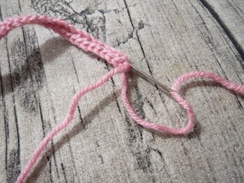 Blog-Inhaltsbild für 'Kostenlose Häkelanleitung für Babyschuhe Slipper mit Schleife - die Anleitung ist sehr ausführlich also auch für Anfänger gestaltet'