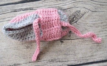 Blog-Inhaltsbild für 'Kostenlose Häkelanleitung für Babyschuhe Slipper mit Schleife - die Anleitung ist sehr ausführlich also auch für Anfänger gestaltet'