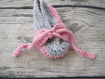 Blog-Inhaltsbild für 'Kostenlose Häkelanleitung für Babyschuhe Slipper mit Schleife - die Anleitung ist sehr ausführlich also auch für Anfänger gestaltet'