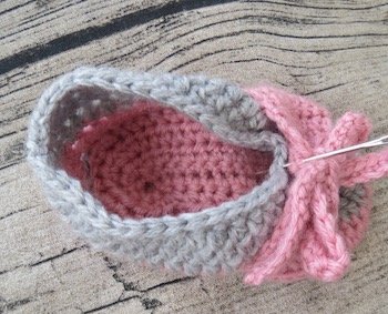 Blog-Inhaltsbild für 'Kostenlose Häkelanleitung für Babyschuhe Slipper mit Schleife - die Anleitung ist sehr ausführlich also auch für Anfänger gestaltet'