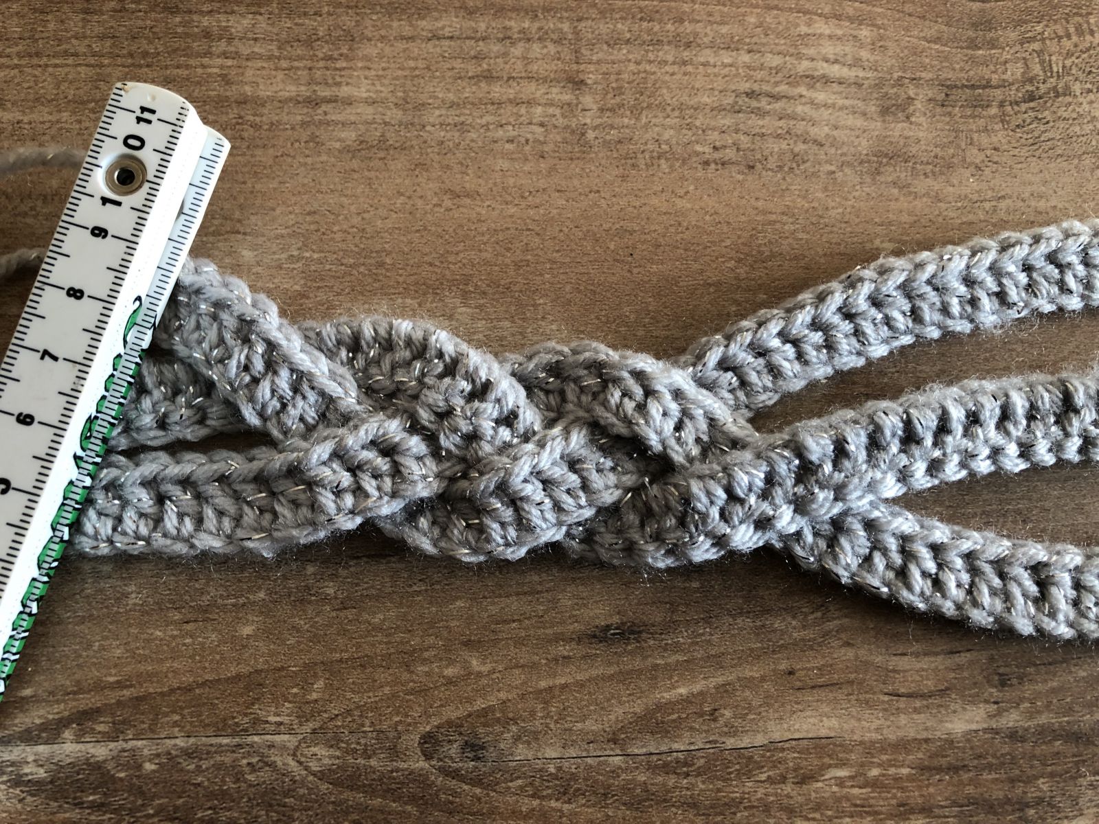 Blog-Inhaltsbild für 'Geflochtenes Stirnband häkeln - für Mama und Tochter das perfekte gemeinsame Outfit'