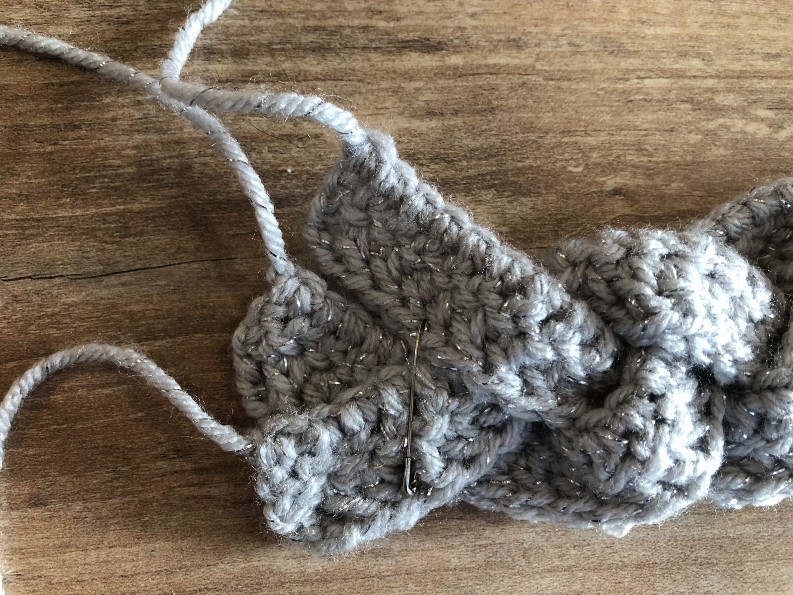 Blog-Inhaltsbild für 'Geflochtenes Stirnband häkeln - für Mama und Tochter das perfekte gemeinsame Outfit'