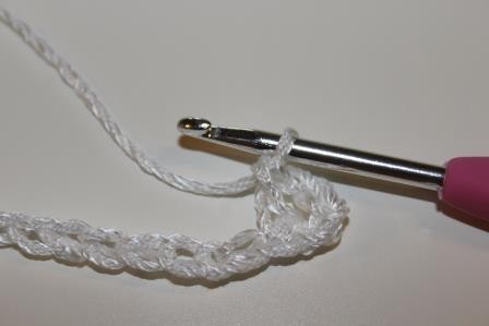 Blog-Inhaltsbild für 'Gratis Häkelanleitung für ein Brautarmband mit Perlen verziert in Spitzenoptik'