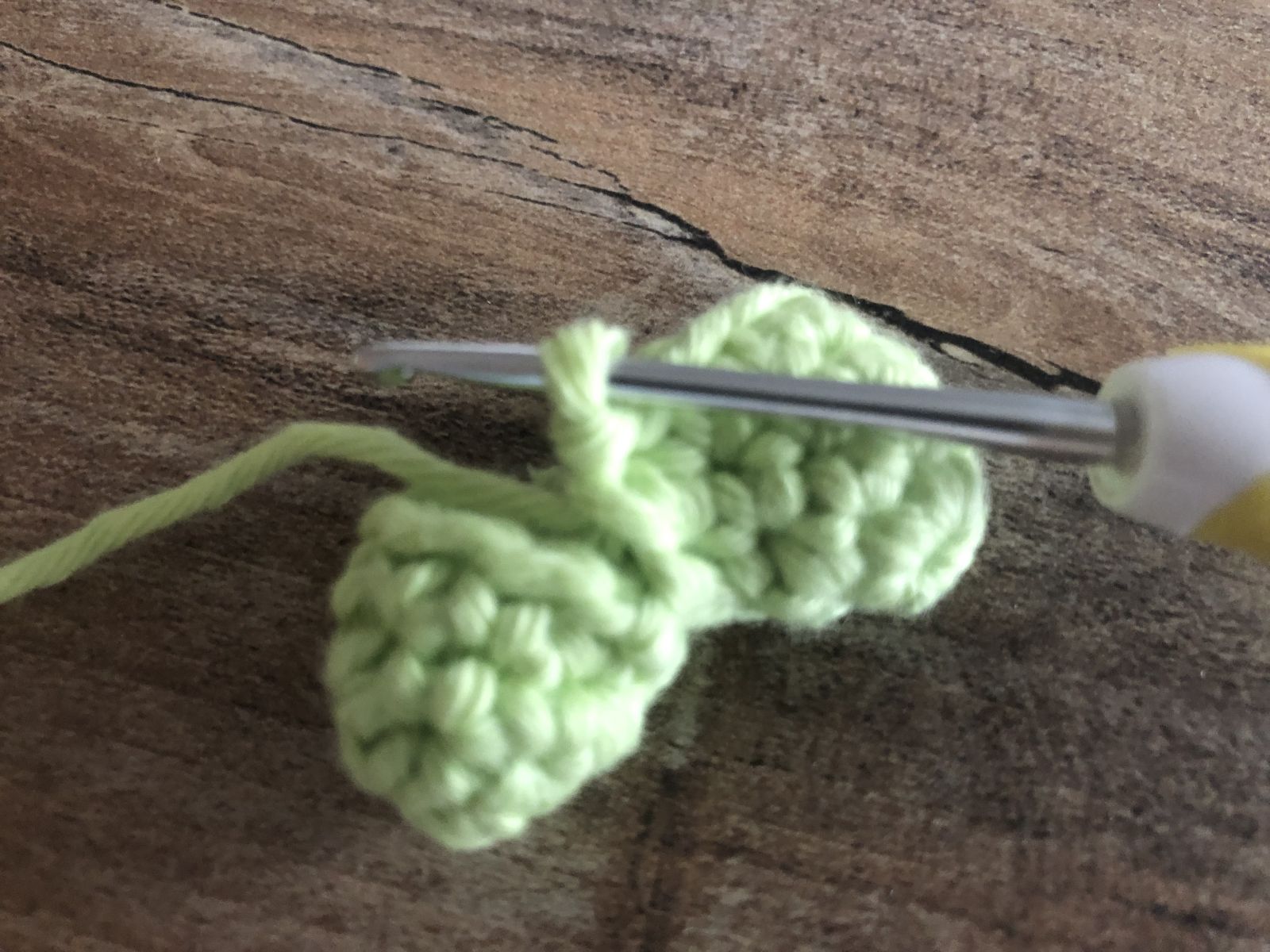 Blog-Inhaltsbild für 'Häkeln als Entspannungstechnik: Warum es gut für die Mentale Gesundheit ist und Glück bringt - Glückskleeblätter häkeln'