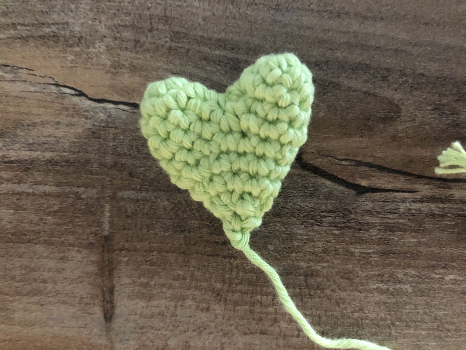 Blog-Inhaltsbild für 'Häkeln als Entspannungstechnik: Warum es gut für die Mentale Gesundheit ist und Glück bringt -  Glückskleeblätter häkeln'