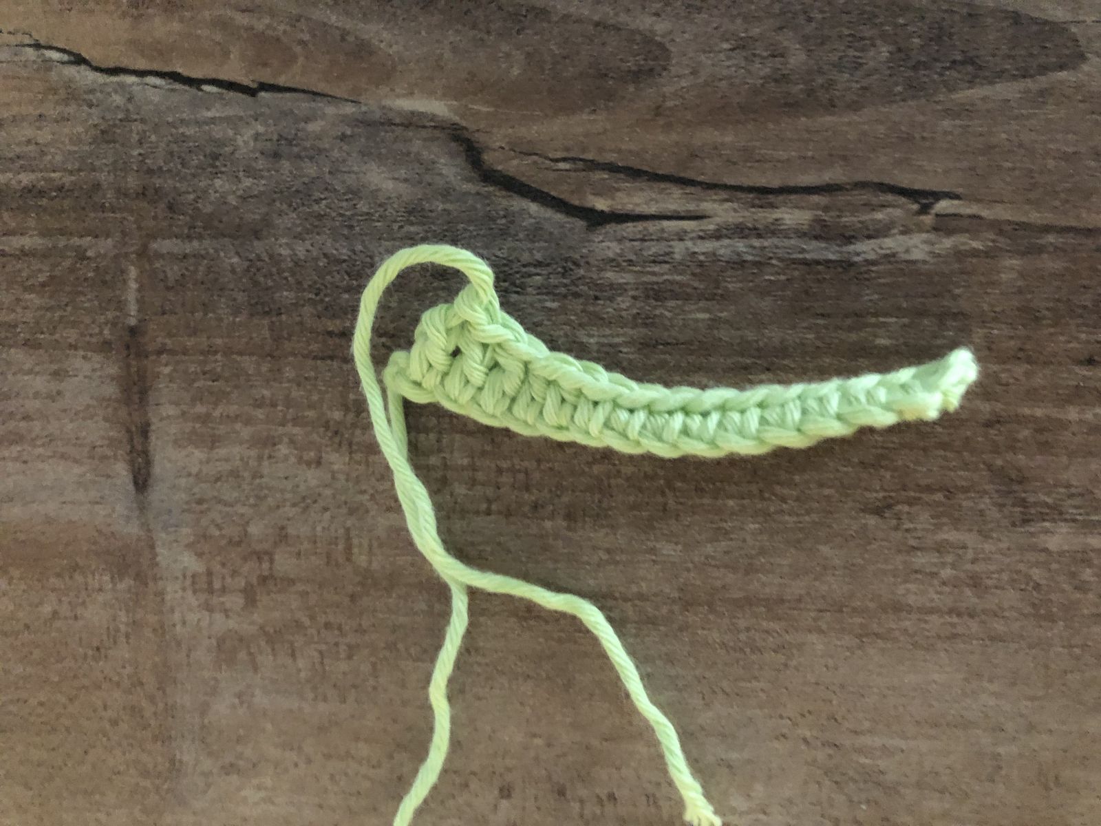 Blog-Inhaltsbild für 'Häkeln als Entspannungstechnik: Warum es gut für die Mentale Gesundheit ist und Glück bringt - Glückskleeblätter häkeln'