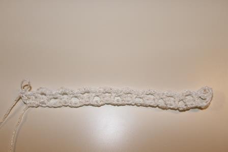 Blog-Inhaltsbild für 'Gratis Häkelanleitung für ein Brautarmband mit Perlen verziert in Spitzenoptik'