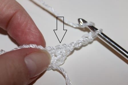 Blog-Inhaltsbild für 'Gratis Häkelanleitung für ein Brautarmband mit Perlen verziert in Spitzenoptik'