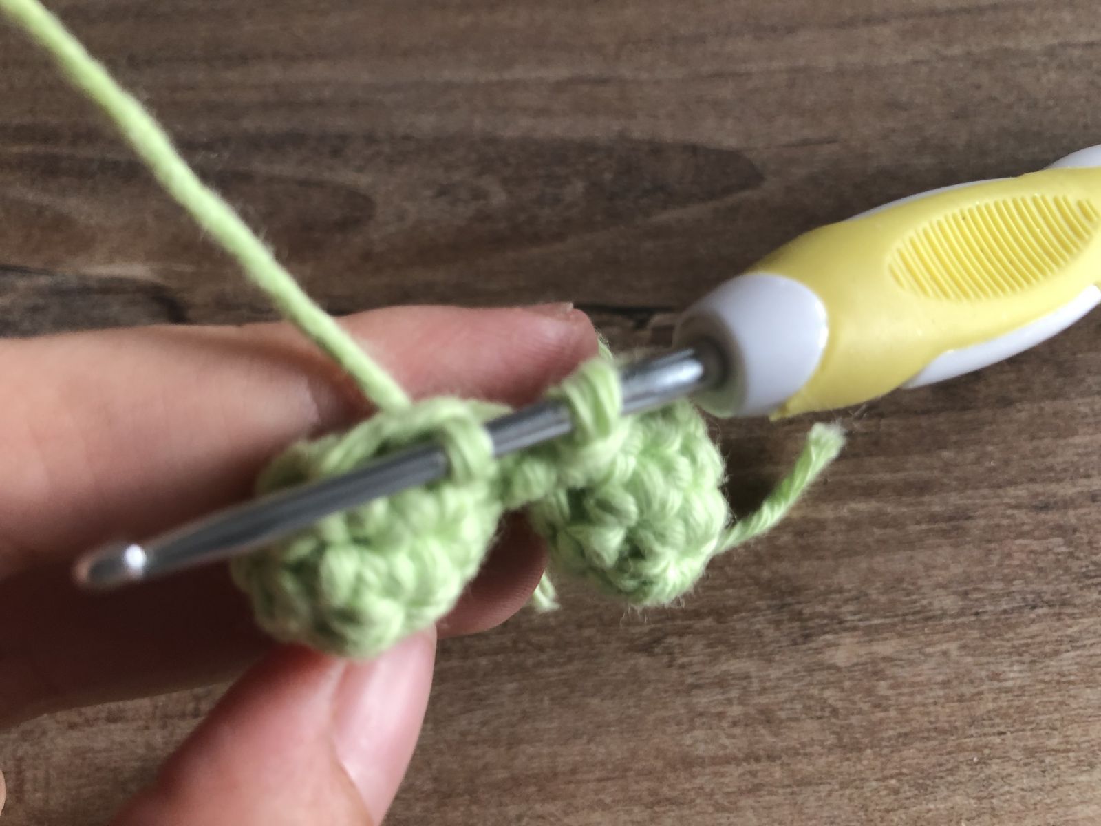 Blog-Inhaltsbild für 'Häkeln als Entspannungstechnik: Warum es gut für die Mentale Gesundheit ist und Glück bringt - Glückskleeblätter häkeln'