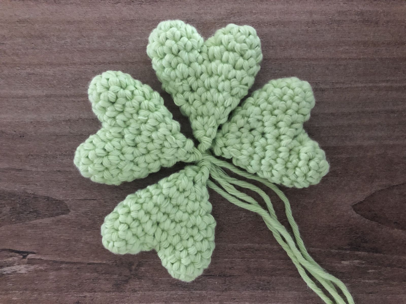 Blog-Inhaltsbild für 'Häkeln als Entspannungstechnik: Warum es gut für die Mentale Gesundheit ist und Glück bringt - Glückskleeblätter häkeln'