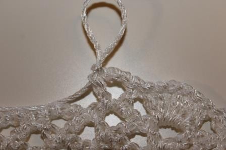 Blog-Inhaltsbild für 'Gratis Häkelanleitung für ein Brautarmband mit Perlen verziert in Spitzenoptik'