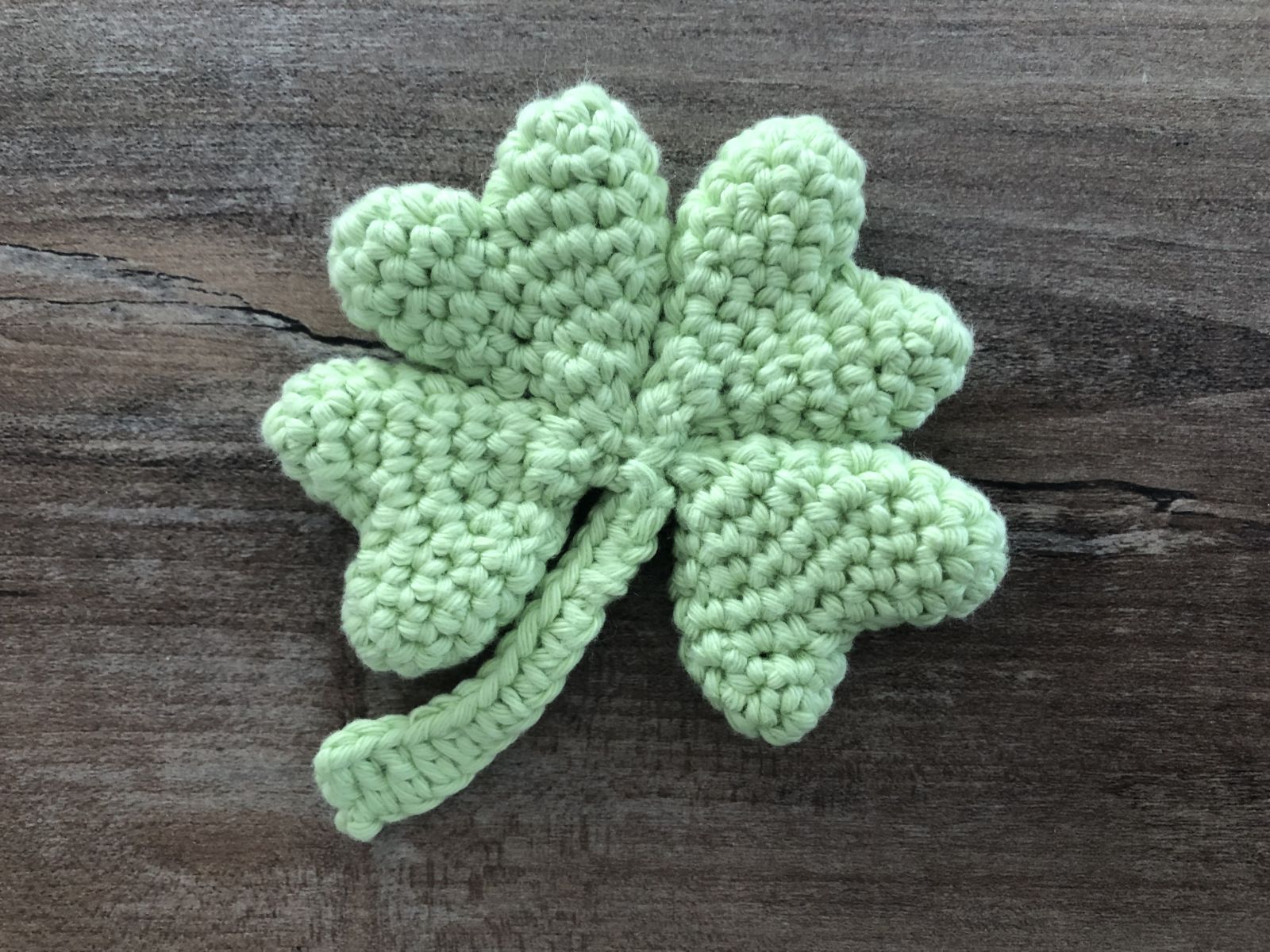 Blog-Inhaltsbild für 'Häkeln als Entspannungstechnik: Warum es gut für die Mentale Gesundheit ist und Glück bringt - Glückskleeblätter häkeln'