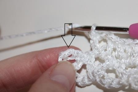 Blog-Inhaltsbild für 'Gratis Häkelanleitung für ein Brautarmband mit Perlen verziert in Spitzenoptik'