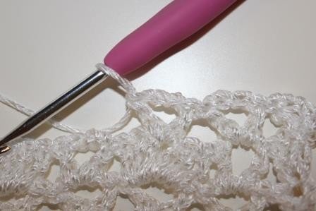 Blog-Inhaltsbild für 'Gratis Häkelanleitung für ein Brautarmband mit Perlen verziert in Spitzenoptik'