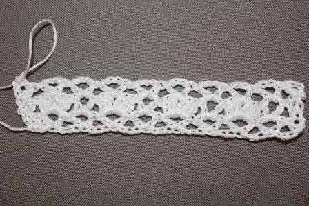 Blog-Inhaltsbild für 'Gratis Häkelanleitung für ein Brautarmband mit Perlen verziert in Spitzenoptik'