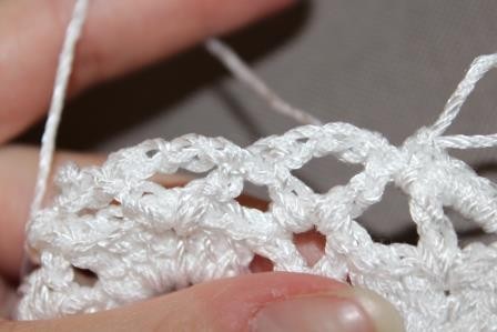 Blog-Inhaltsbild für 'Gratis Häkelanleitung für ein Brautarmband mit Perlen verziert in Spitzenoptik'