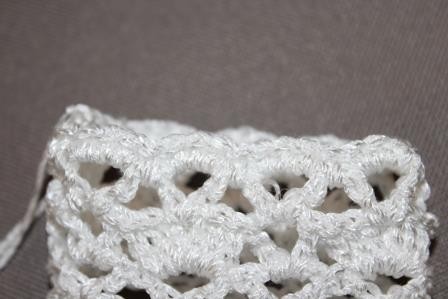 Blog-Inhaltsbild für 'Gratis Häkelanleitung für ein Brautarmband mit Perlen verziert in Spitzenoptik'