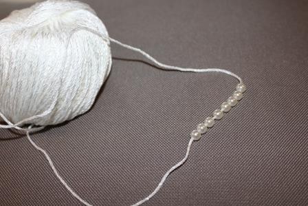 Blog-Inhaltsbild für 'Gratis Häkelanleitung für ein Brautarmband mit Perlen verziert in Spitzenoptik'