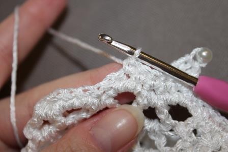 Blog-Inhaltsbild für 'Gratis Häkelanleitung für ein Brautarmband mit Perlen verziert in Spitzenoptik'