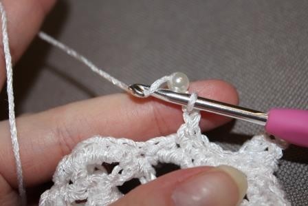 Blog-Inhaltsbild für 'Gratis Häkelanleitung für ein Brautarmband mit Perlen verziert in Spitzenoptik'