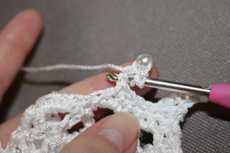 Blog-Inhaltsbild für 'Gratis Häkelanleitung für ein Brautarmband mit Perlen verziert in Spitzenoptik'