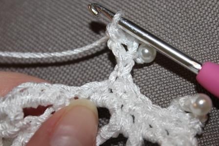 Blog-Inhaltsbild für 'Gratis Häkelanleitung für ein Brautarmband mit Perlen verziert in Spitzenoptik'