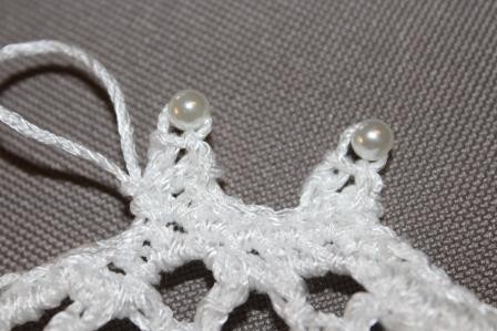 Blog-Inhaltsbild für 'Gratis Häkelanleitung für ein Brautarmband mit Perlen verziert in Spitzenoptik'