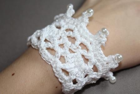 Blog-Inhaltsbild für 'Gratis Häkelanleitung für ein Brautarmband mit Perlen verziert in Spitzenoptik'