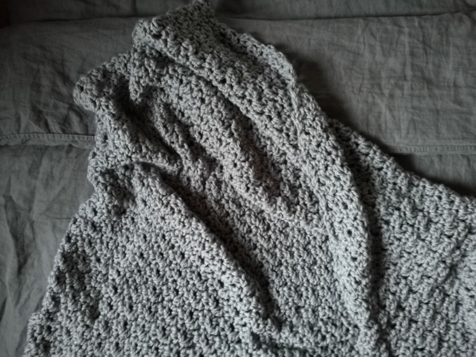 Cosy Blanket - Graue Häkel Decke