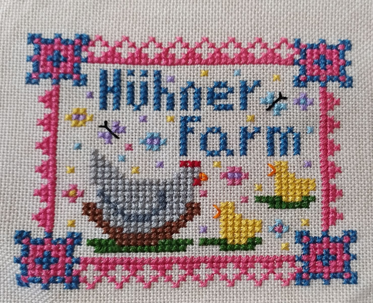 Blog-Inhaltsbild für 'Freebie - Kreuzstich Pauline auf der Hühner-Farm'