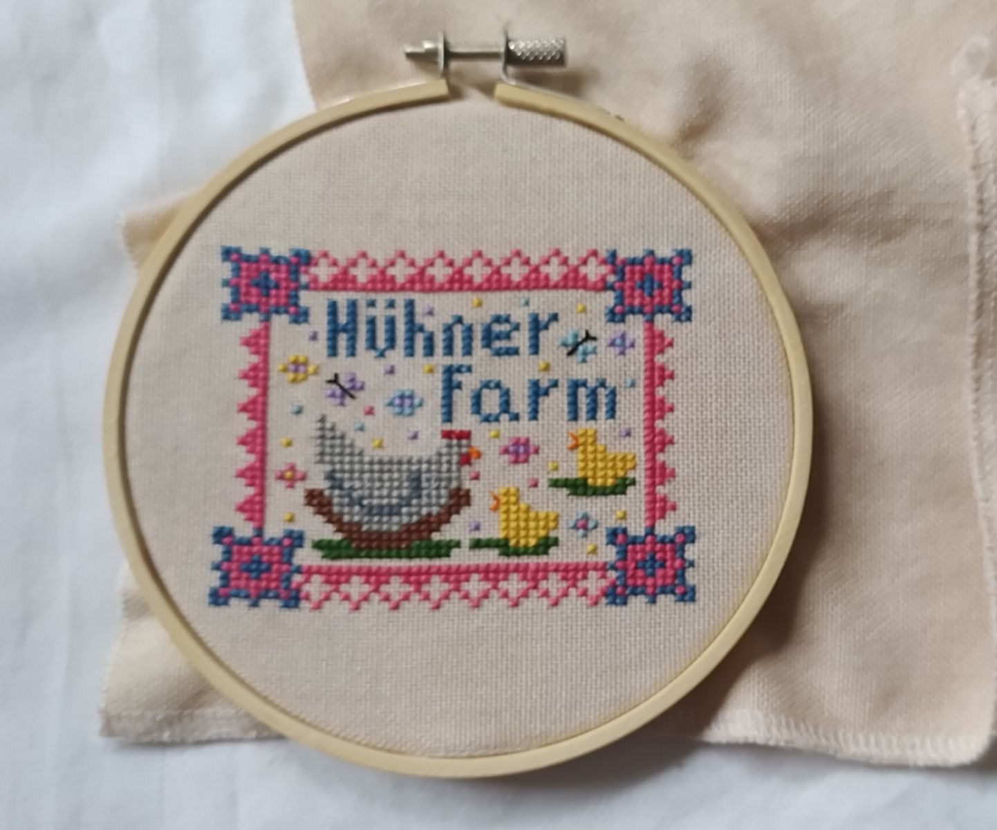 Blog-Inhaltsbild für 'Freebie - Kreuzstich Pauline auf der Hühner-Farm'