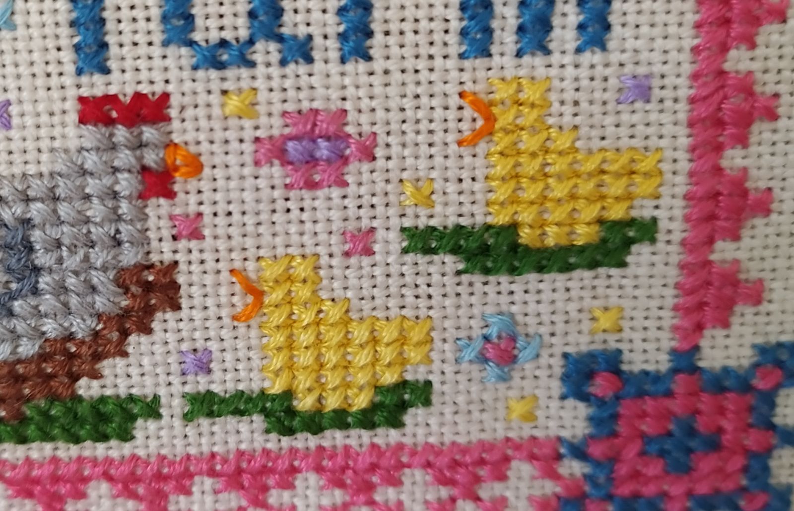 Blog-Inhaltsbild für 'Freebie - Kreuzstich Pauline auf der Hühner-Farm'