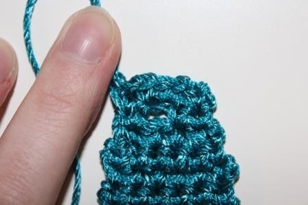 Blog-Inhaltsbild für 'Gratis Häkelanleitung für eine Mini Clutch als Schlüsselanhänger'